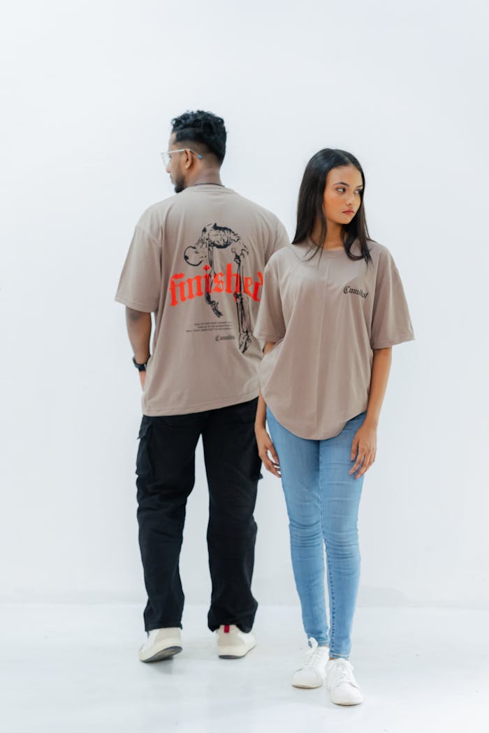 casual-fashion-man-and-woman-in-graphic-t-shirts-32587147